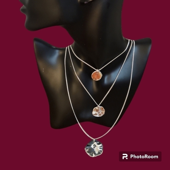 CHLOE & ISABEL Silvertone Layered Hammered Disc Paillette Pendant Chain Necklace - Picture 1 of 6